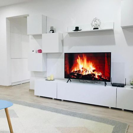 Comfy Apartment - Free Private Parking,Ac,Wi-Fi كاري المظهر الخارجي الصورة