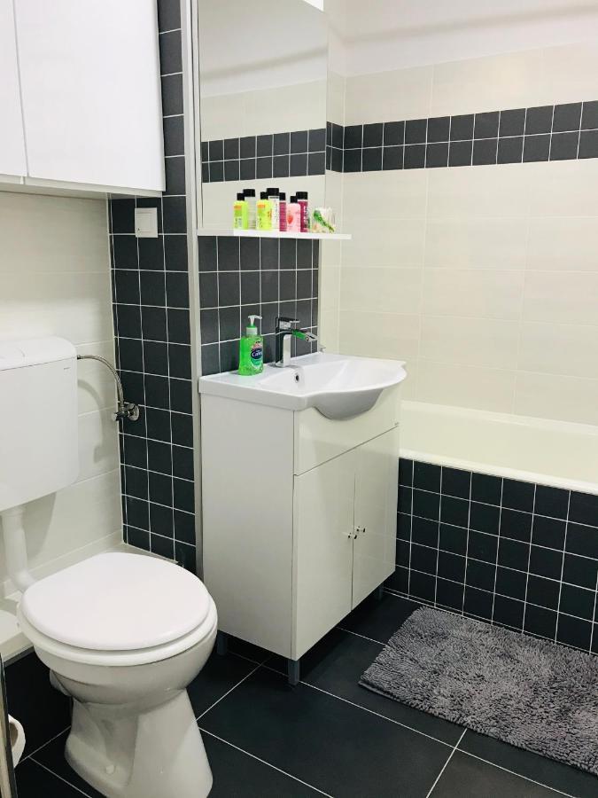 Comfy Apartment - Free Private Parking,Ac,Wi-Fi كاري المظهر الخارجي الصورة